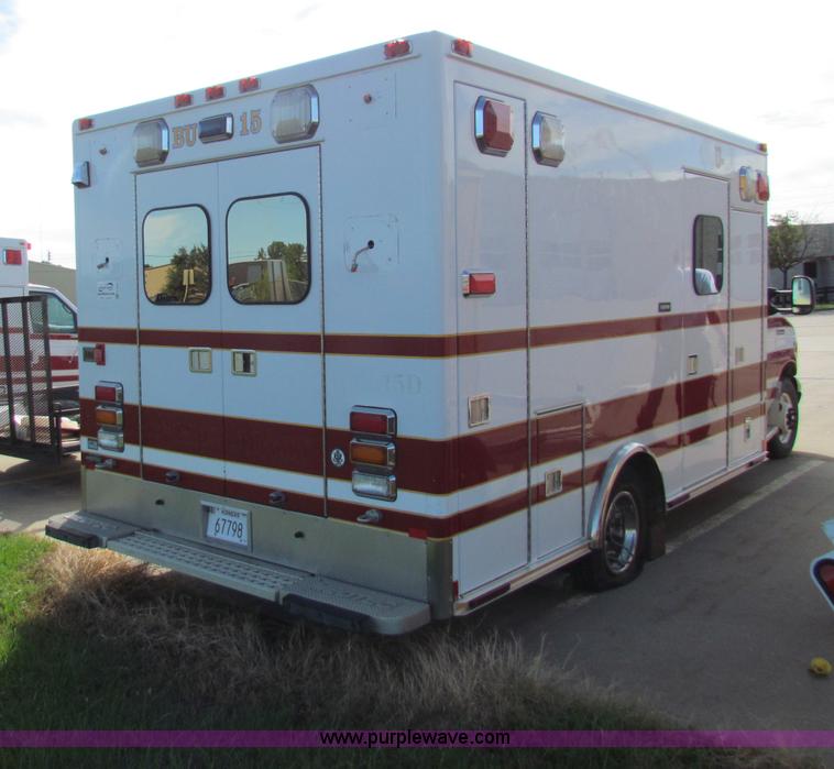 image for item G4254 2006 Ford Econoline E450 ambulance