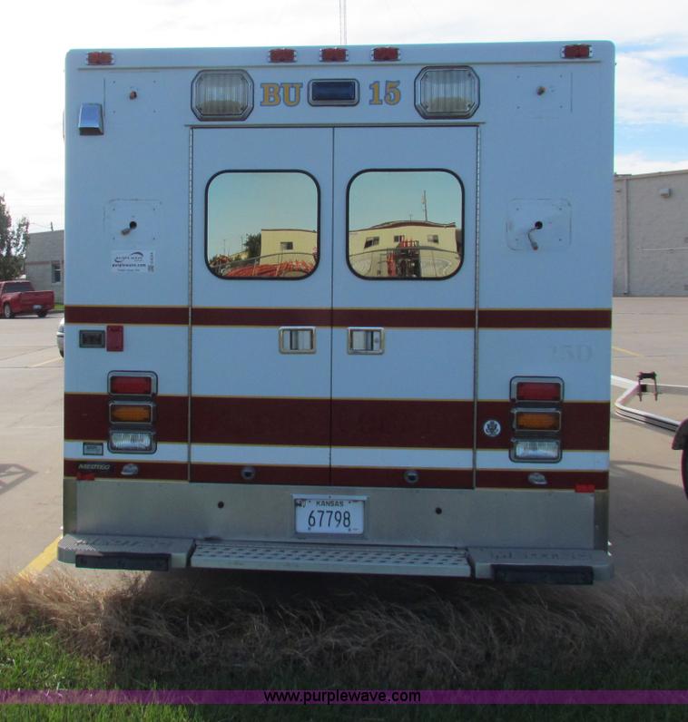 image for item G4254 2006 Ford Econoline E450 ambulance