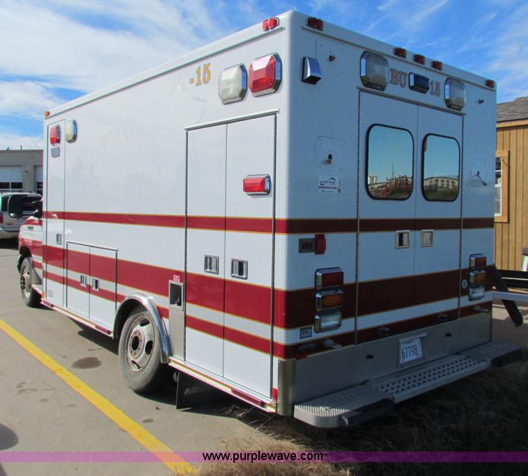 image for item G4254 2006 Ford Econoline E450 ambulance
