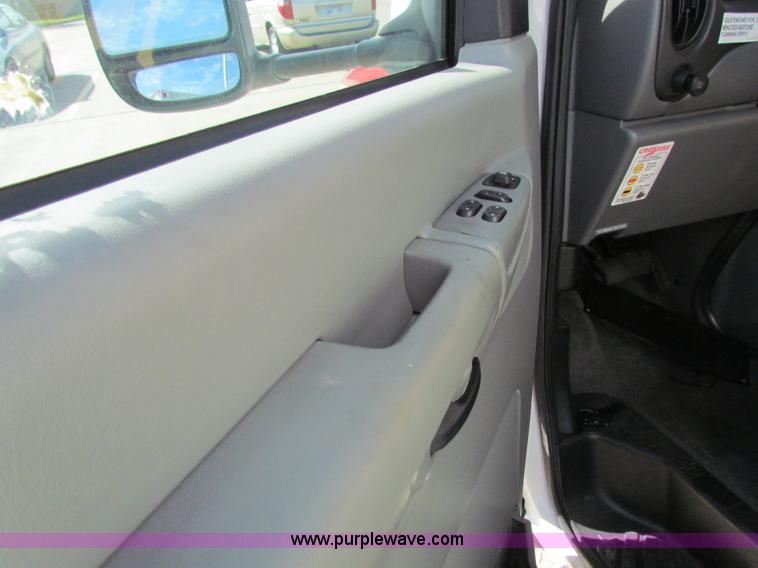 image for item G4254 2006 Ford Econoline E450 ambulance