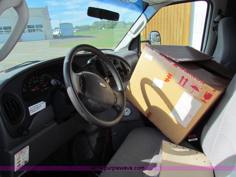 image for item G4254 2006 Ford Econoline E450 ambulance
