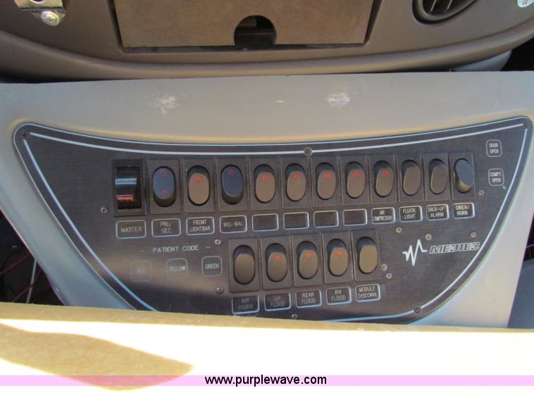 image for item G4254 2006 Ford Econoline E450 ambulance