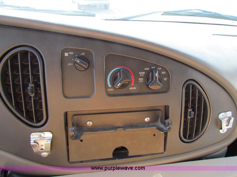 image for item G4254 2006 Ford Econoline E450 ambulance