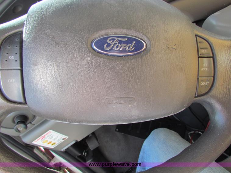 image for item G4254 2006 Ford Econoline E450 ambulance