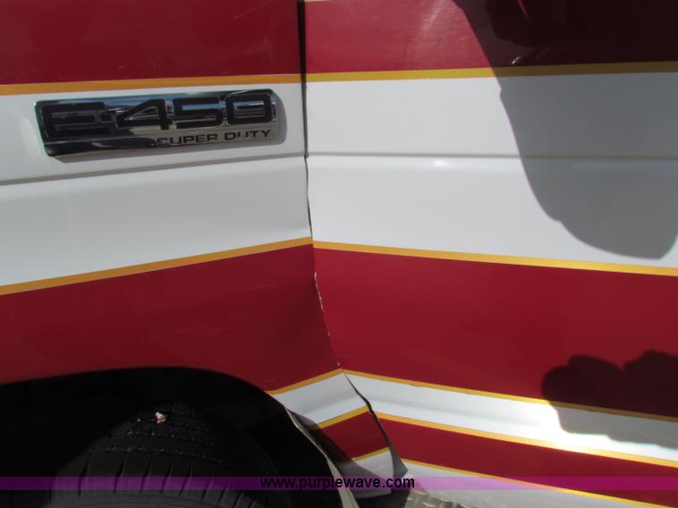image for item G4254 2006 Ford Econoline E450 ambulance