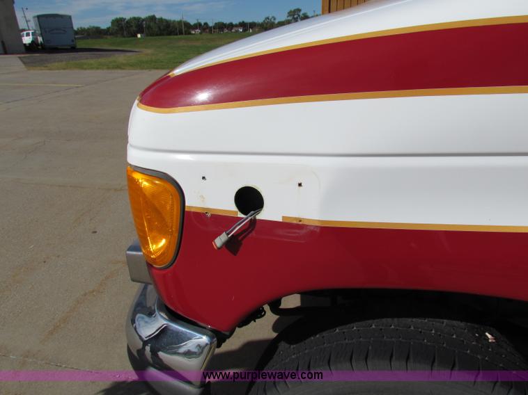 image for item G4254 2006 Ford Econoline E450 ambulance