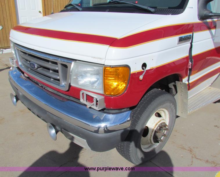 image for item G4254 2006 Ford Econoline E450 ambulance