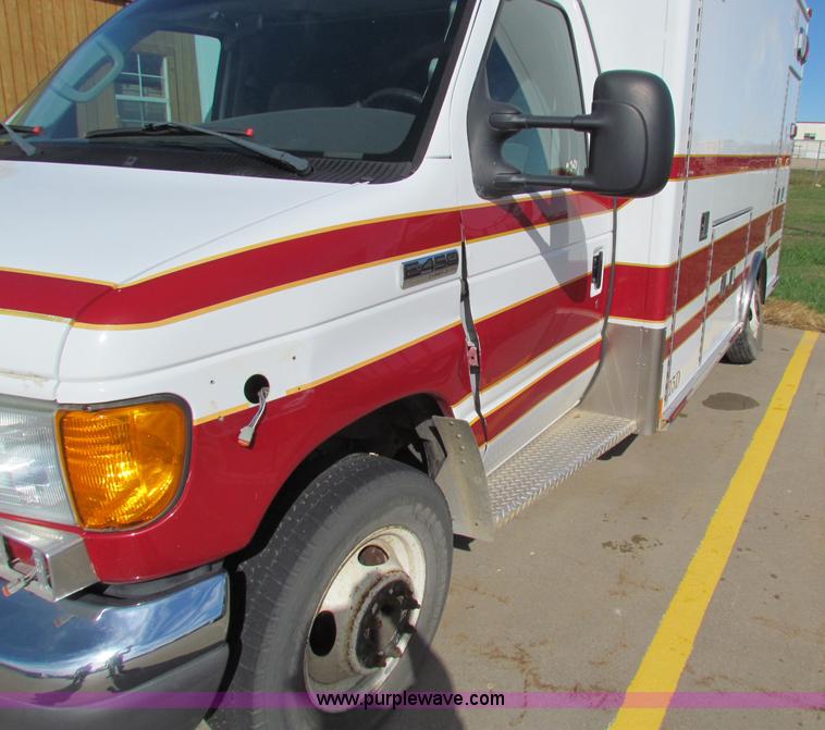 image for item G4254 2006 Ford Econoline E450 ambulance