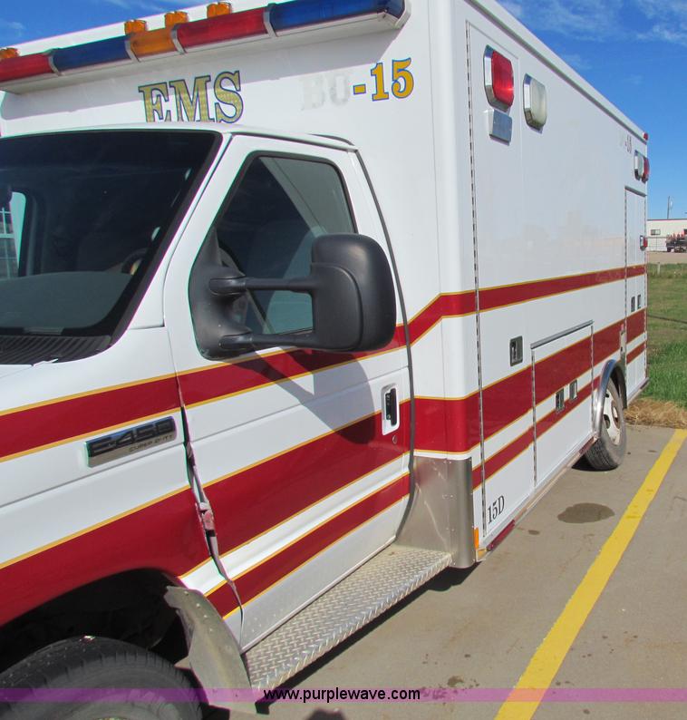 image for item G4254 2006 Ford Econoline E450 ambulance