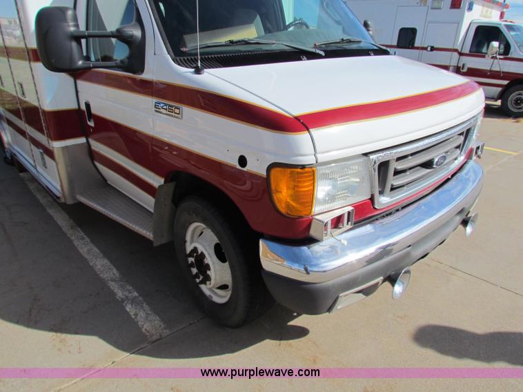 image for item G4254 2006 Ford Econoline E450 ambulance