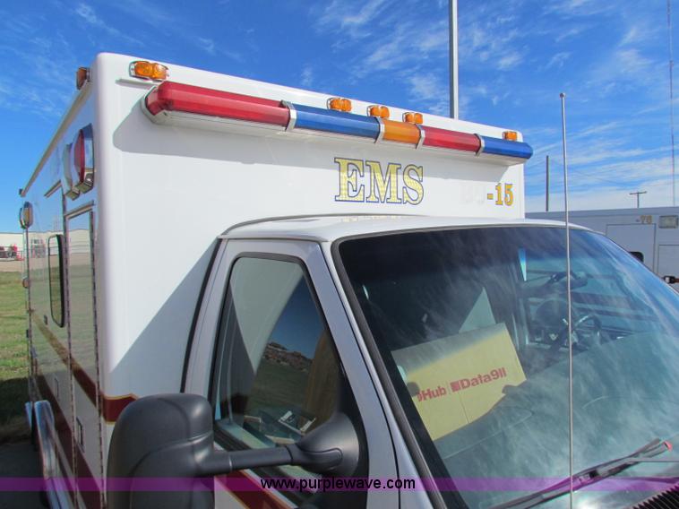 image for item G4254 2006 Ford Econoline E450 ambulance