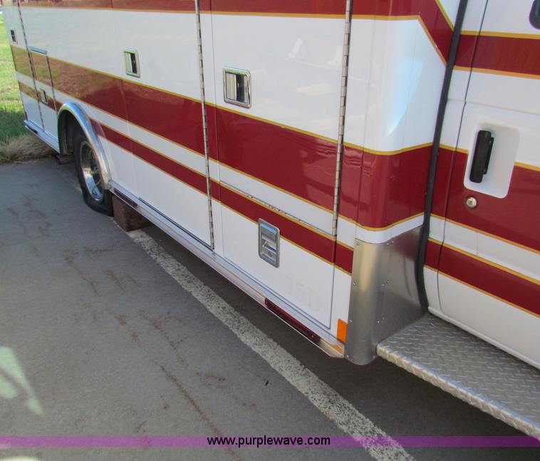 image for item G4254 2006 Ford Econoline E450 ambulance