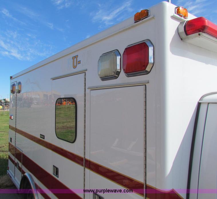image for item G4254 2006 Ford Econoline E450 ambulance