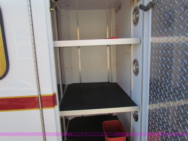 image for item G4254 2006 Ford Econoline E450 ambulance