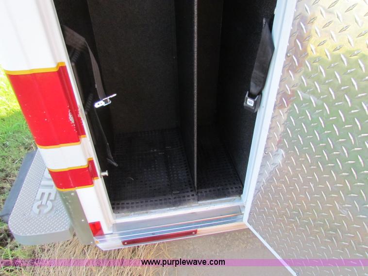 image for item G4254 2006 Ford Econoline E450 ambulance