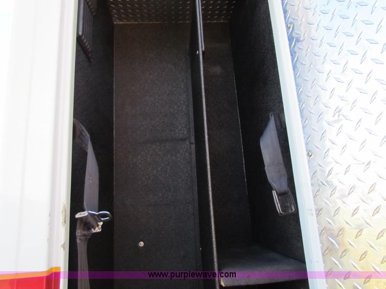 image for item G4254 2006 Ford Econoline E450 ambulance