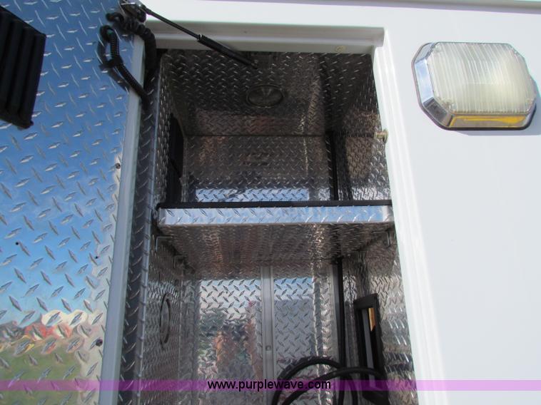 image for item G4254 2006 Ford Econoline E450 ambulance