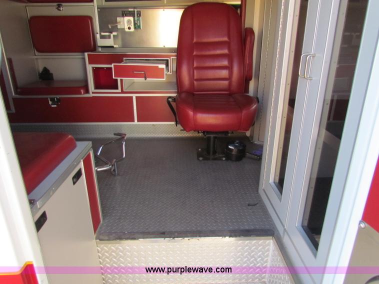 image for item G4254 2006 Ford Econoline E450 ambulance