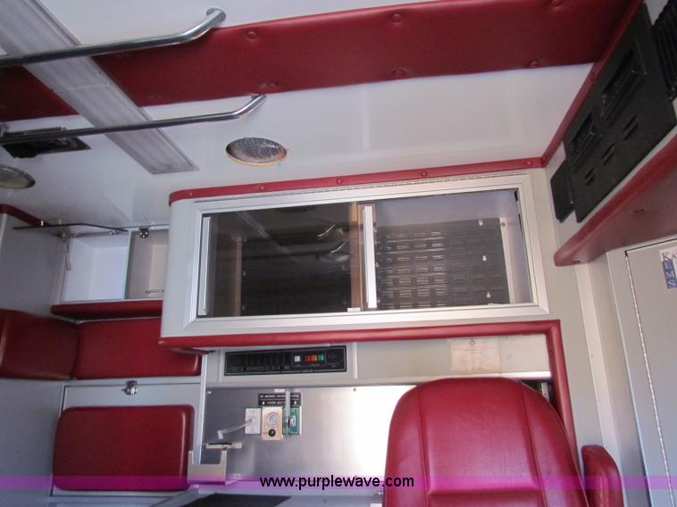 image for item G4254 2006 Ford Econoline E450 ambulance