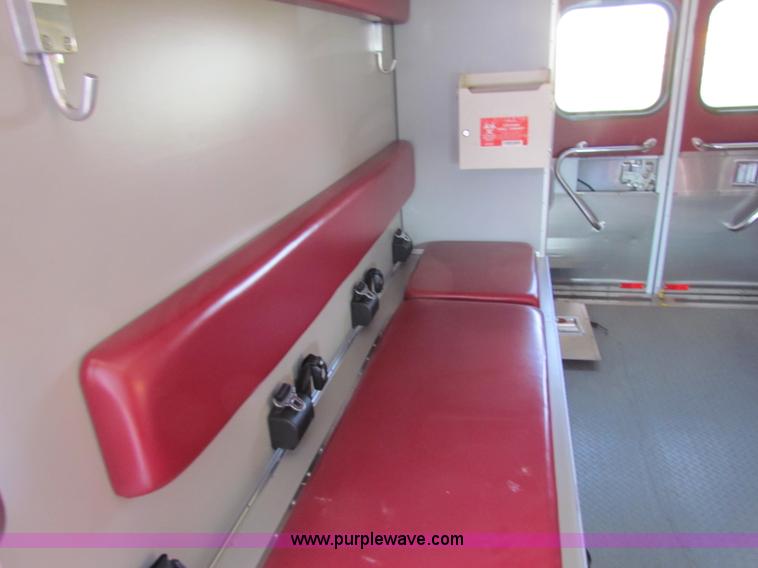 image for item G4254 2006 Ford Econoline E450 ambulance