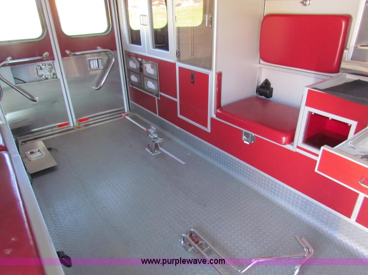 image for item G4254 2006 Ford Econoline E450 ambulance