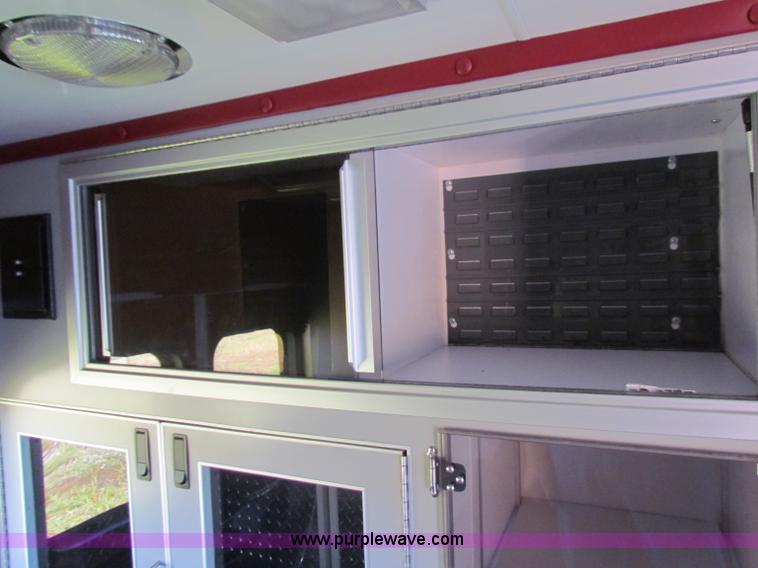 image for item G4254 2006 Ford Econoline E450 ambulance