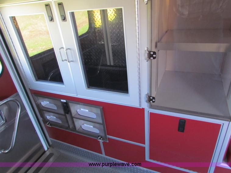 image for item G4254 2006 Ford Econoline E450 ambulance