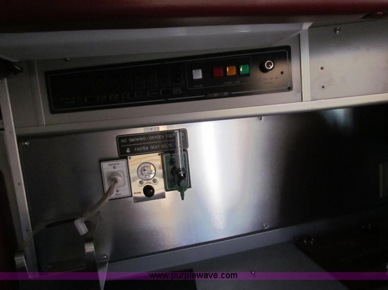 image for item G4254 2006 Ford Econoline E450 ambulance