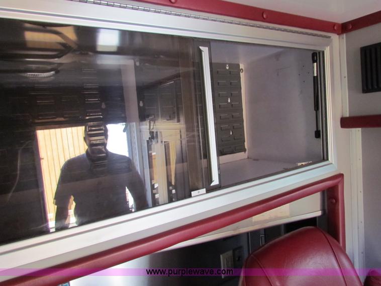 image for item G4254 2006 Ford Econoline E450 ambulance