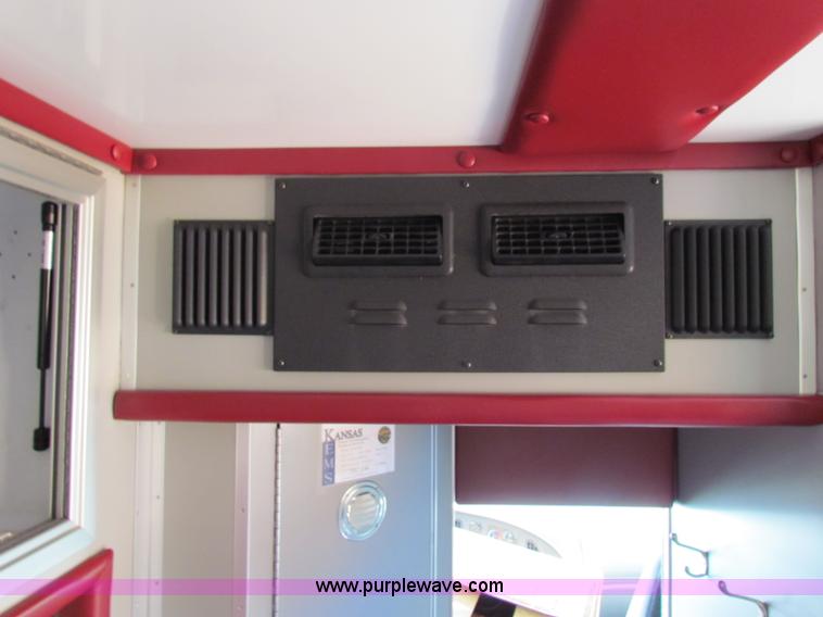 image for item G4254 2006 Ford Econoline E450 ambulance