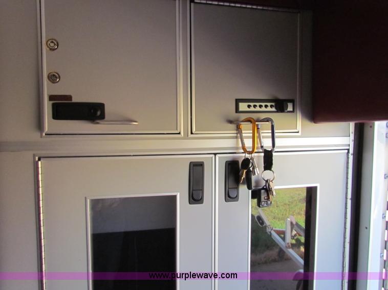 image for item G4254 2006 Ford Econoline E450 ambulance