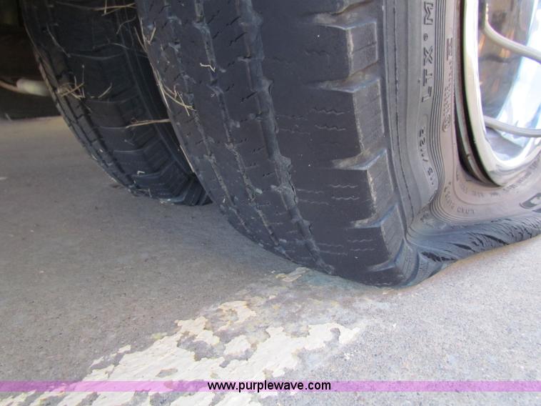 image for item G4254 2006 Ford Econoline E450 ambulance