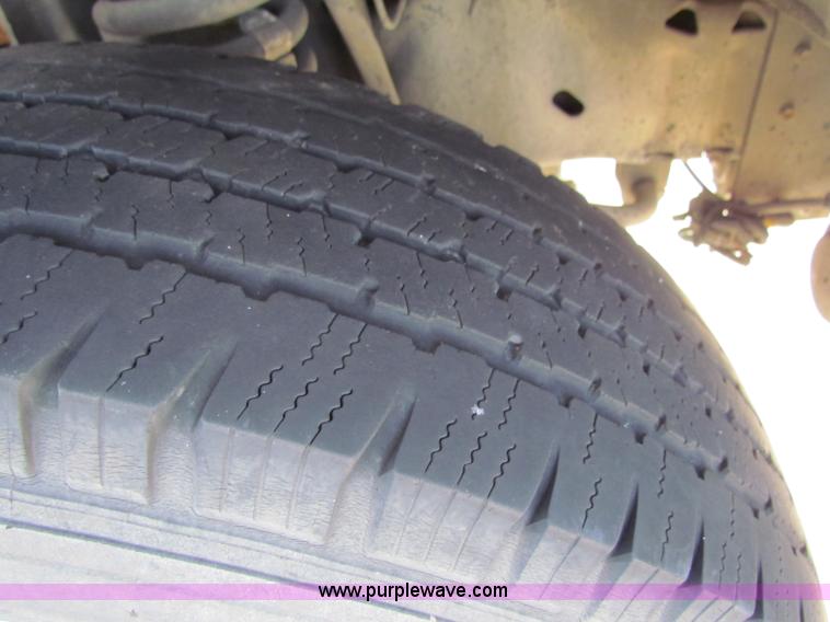 image for item G4254 2006 Ford Econoline E450 ambulance