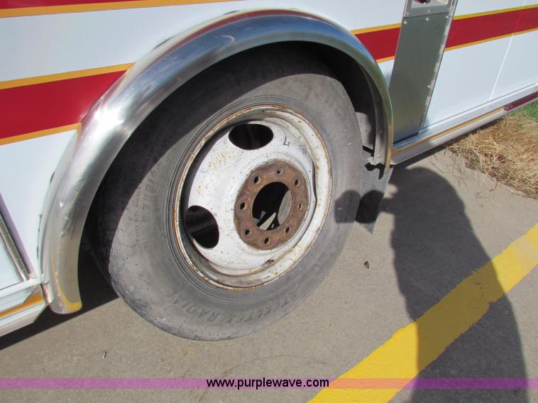 image for item G4254 2006 Ford Econoline E450 ambulance