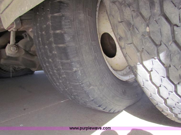 image for item G4254 2006 Ford Econoline E450 ambulance