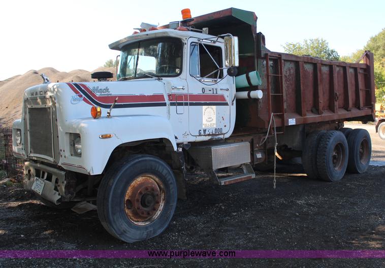 image for item H6895 1986 Mack RS688LST dump truck