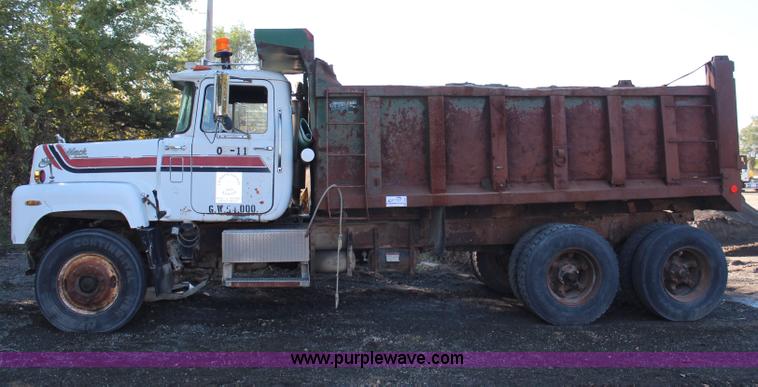 image for item H6895 1986 Mack RS688LST dump truck