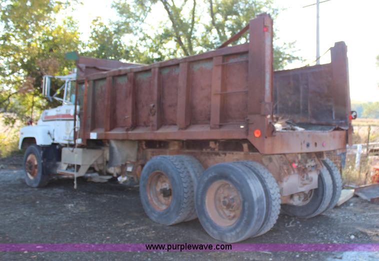 image for item H6895 1986 Mack RS688LST dump truck