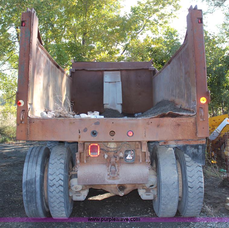 image for item H6895 1986 Mack RS688LST dump truck