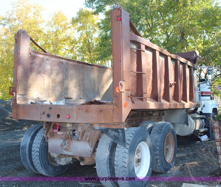 image for item H6895 1986 Mack RS688LST dump truck