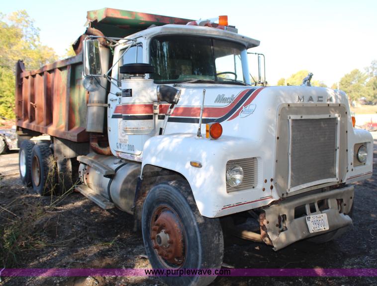 image for item H6895 1986 Mack RS688LST dump truck
