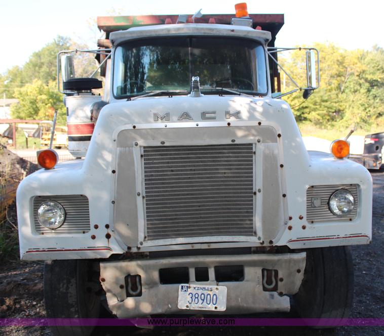 image for item H6895 1986 Mack RS688LST dump truck