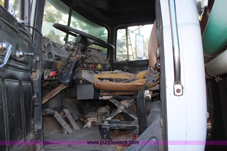 image for item H6895 1986 Mack RS688LST dump truck