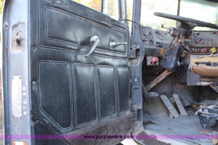 image for item H6895 1986 Mack RS688LST dump truck