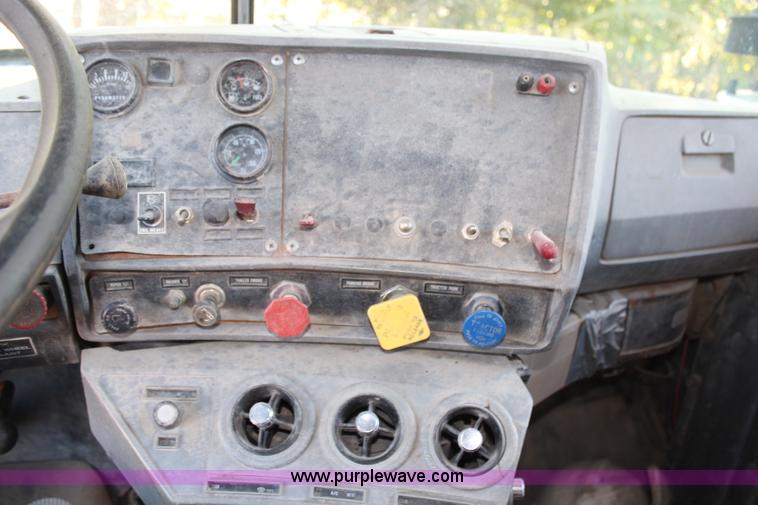 image for item H6895 1986 Mack RS688LST dump truck