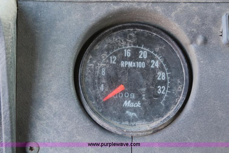 image for item H6895 1986 Mack RS688LST dump truck