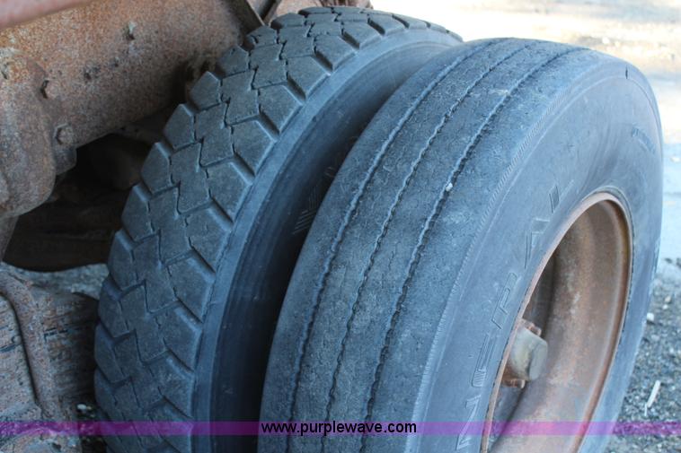 image for item H6895 1986 Mack RS688LST dump truck