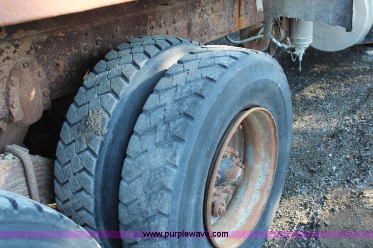 image for item H6895 1986 Mack RS688LST dump truck