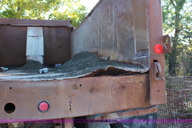 image for item H6895 1986 Mack RS688LST dump truck