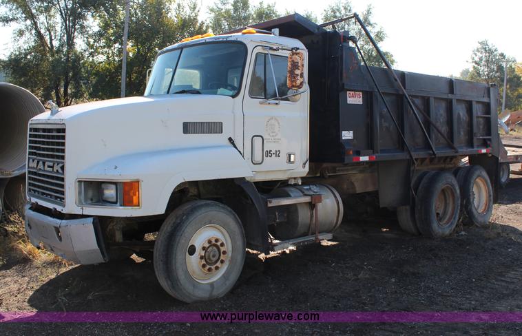 image for item H6896 1991 Mack CH613 dump truck